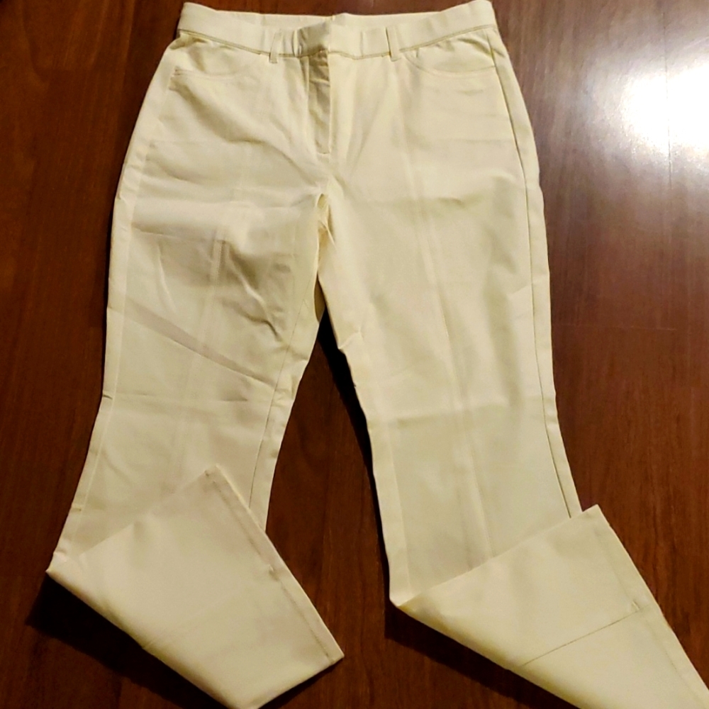 NWOT Isaac Mizrahi LIVE! Women's Pale Yellow Khaki Pants - Size 10P (Petite)
